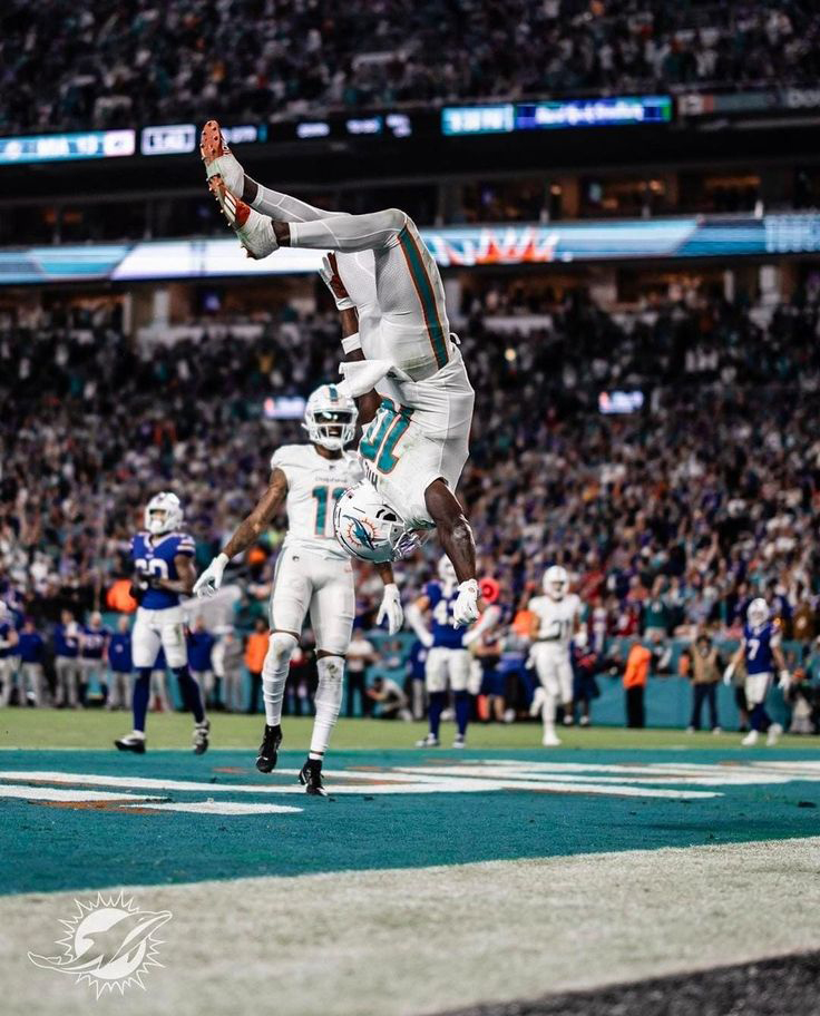 Tyreek Hill Backflip 4K HD Wallpaper